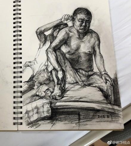 画满两本写生簿:21岁女孩为患癌父亲素描“抗癌日记”