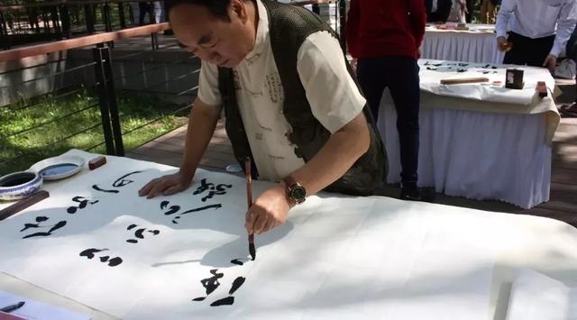 �ܶ���ʱ�������ż���ְ����ף�ĸ￪����ʮ�����黭��Ʒչ����