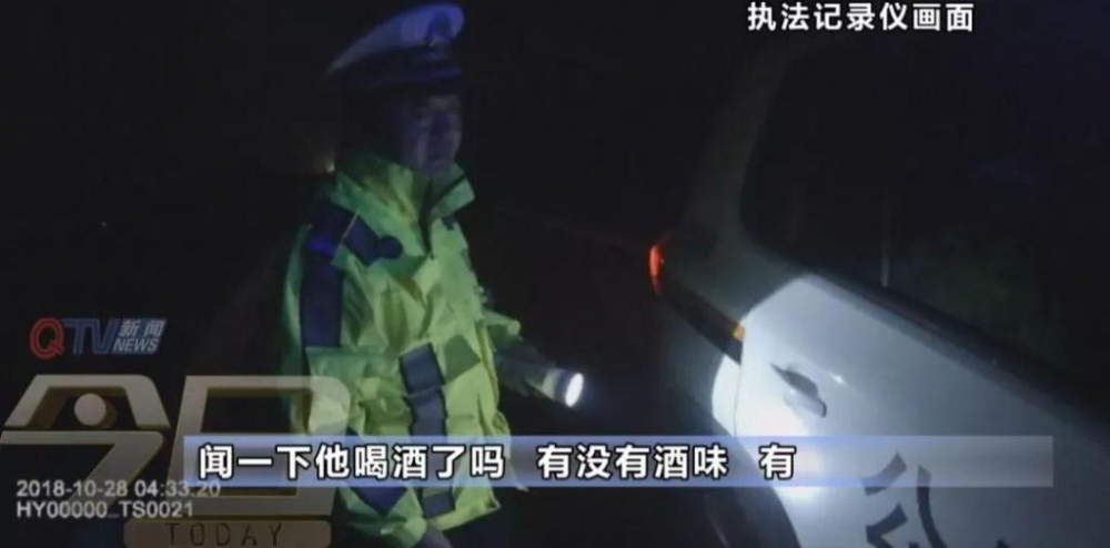尴尬!男子高速路上求交警推车,交警一闻:嚯…酒驾