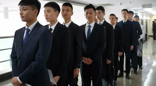 上海航空:探访招乘现场 第一批00后来袭