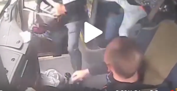 大巴上飞踹抢方向盘者当事人现身:这是应该做的