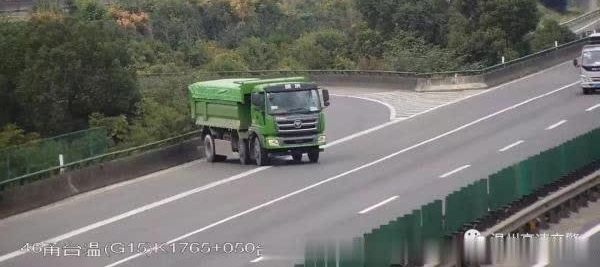 给客户送车途中没油了,男子在高速上任性倒车、掉头、逆行……