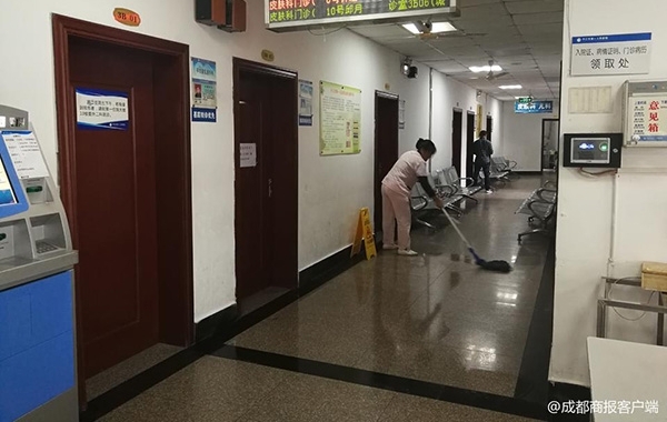 �ڽ�һ������ҽԺ����¥���˿������Σ��ѱ��������ߵ���