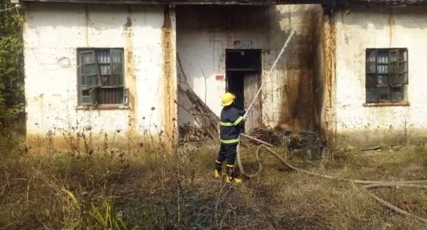 但店镇三小时内发生两起火灾,民警消防灭火忙