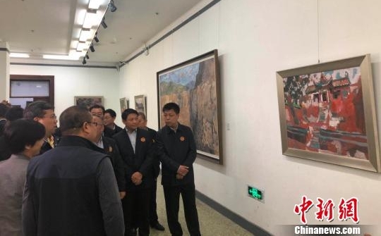 ��λ�ͻ���д���ƺ���Ʒ����ɽ�� չ�ֻƺ�֮��