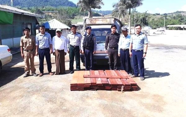 从缅甸曼德勒运往木姐的非法玉石、木材,1天内接连被查