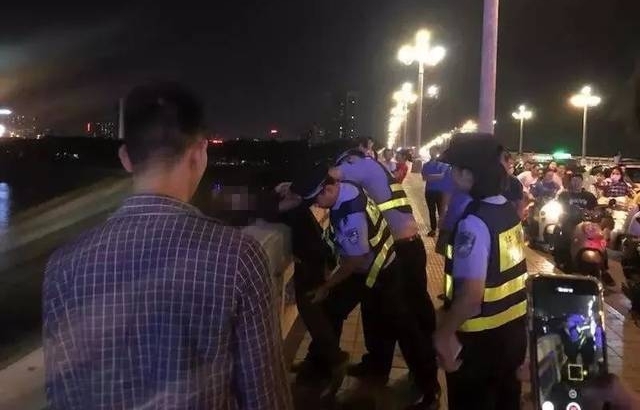 ��������һŮ�ӱ�һ���ӴӴ����������߽��������ǡ���