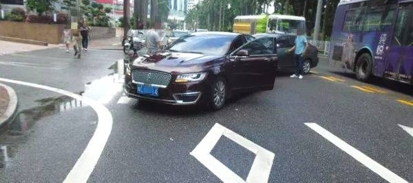 ���ӿ��ֿ����麣����·��ͷ����ײǰ���������ӶԷ��ٶ�̫������