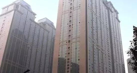 ���� | �գ����ϻ�����һŮͯ����41�㴰������һ�ߣ�