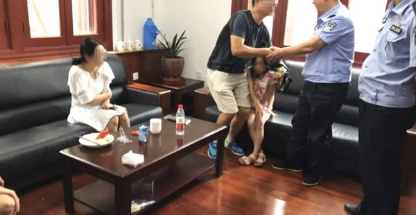 ���� | �գ����ϻ�����һŮͯ����41�㴰������һ�ߣ�