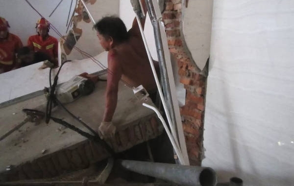 ���գ�����һ������ǽͻȻ������һ���ӱ�����