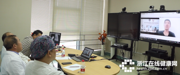 ��ͷ�����Լ�˫��վ�� ������С����˵�ٲ��ǡ��Ρ���