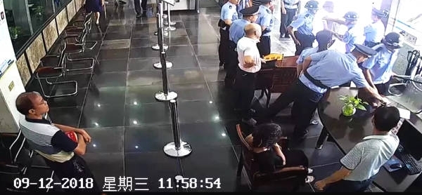 ����3���ӣ����ӳֵ���ס���Ӿ�����Σ��ʱ�̷���˵��һ��������