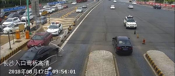 ���ϸ��پ�����һ���ӱ��쳵�ơ�ǿ���շ�վײ��3�ˣ����̾�