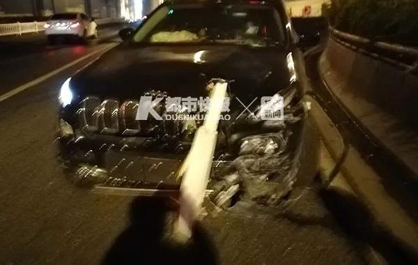 ����һSUV˾���ƺ�ݳ�ʧ�أ��������Ƴ����������