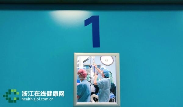 ��ͷ�����Լ�˫��վ�� ������С����˵�ٲ��ǡ��Ρ���