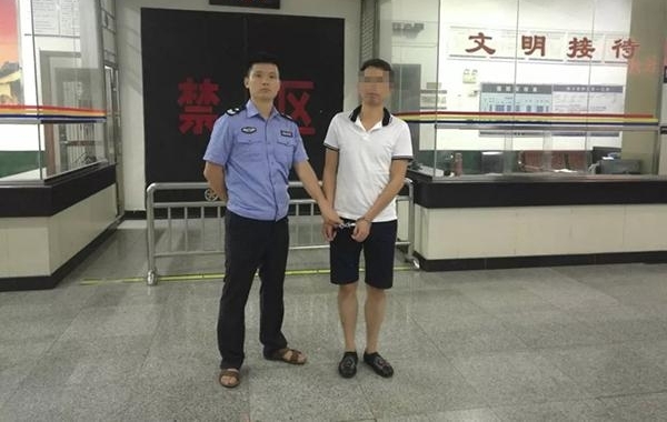 ���ϸ��پ�����һ���ӱ��쳵�ơ�ǿ���շ�վײ��3�ˣ����̾�