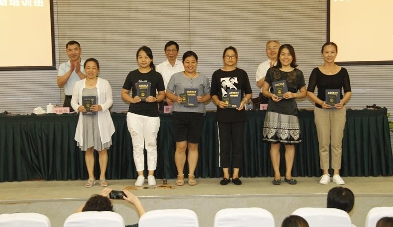 ������ӤԱ����Աͨ����ѵ�����֤�飬����������ҵ�߿�����ǧ�ˣ�����ְҵ����֤��