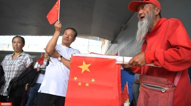 �ж������°׷���үү������һ�ˡ����������򰮹�����ѷ����죡