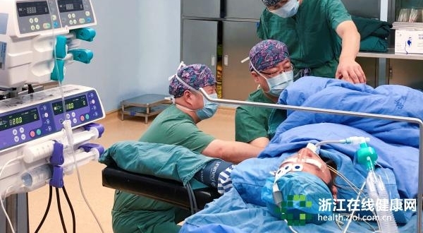 ��ͷ�����Լ�˫��վ�� ������С����˵�ٲ��ǡ��Ρ���