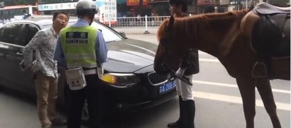 �Ϻ���Ů��ͷ�������ں󣬳ɶ�����Ⱥ���񱼣���Щ������·�Ĺ���