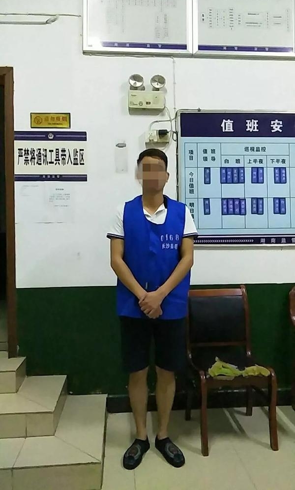 ���ϸ��پ�����һ���ӱ��쳵�ơ�ǿ���շ�վײ��3�ˣ����̾�