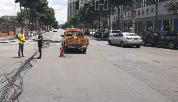 ͻ�����ϳ��������ͻȻ����·�м䡭��