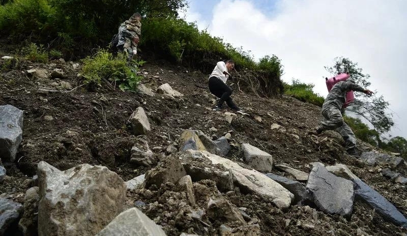 �۽�����ɩ�����ر߹�̽�ף���һ·�ҳ�������ԵĿ࣬Ҳ��������