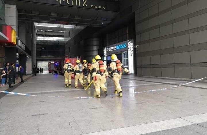 ��ͻ���������Ļ��㳡����һ¥��� ����Ӱ�͹���Ȼ����ݵĶ�������