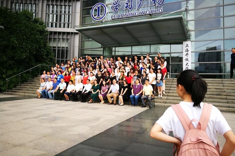 ������ӤԱ����Աͨ����ѵ�����֤�飬����������ҵ�߿�����ǧ�ˣ�����ְҵ����֤��