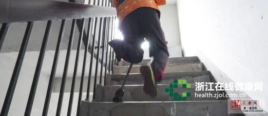 ��ͷ�����Լ�˫��վ�� ������С����˵�ٲ��ǡ��Ρ���