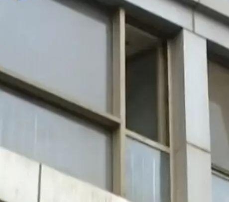 ���� | �գ����ϻ�����һŮͯ����41�㴰������һ�ߣ�