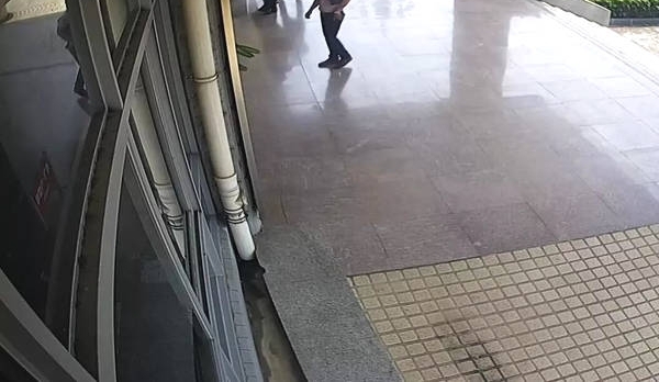 ����3���ӣ����ӳֵ���ס���Ӿ�����Σ��ʱ�̷���˵��һ��������