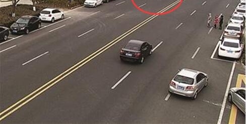 �Ϻ���Ů��ͷ�������ں󣬳ɶ�����Ⱥ���񱼣���Щ������·�Ĺ���