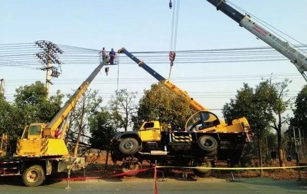 ����ʾ������������ѹ�ߣ�2���ӵ�������������