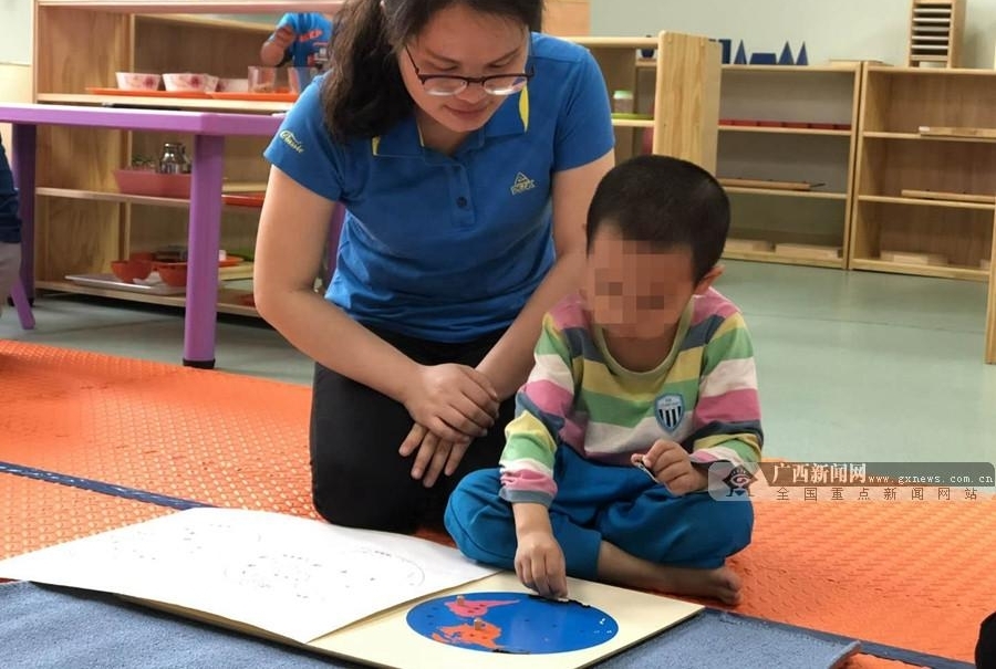 �ؽ���ʦ��¶�ң�Ը���Ա�֢��ͯ�ǿյ�＂������＂