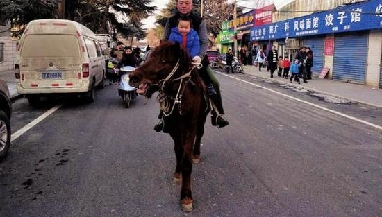 �Ϻ���Ů��ͷ�������ں󣬳ɶ�����Ⱥ���񱼣���Щ������·�Ĺ���