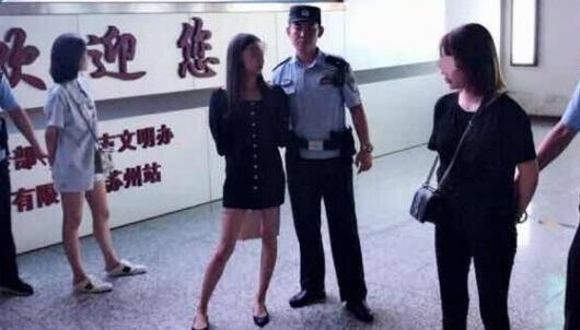 �Ҵ̼���մ���ˣ�˦������Ů������������ץ