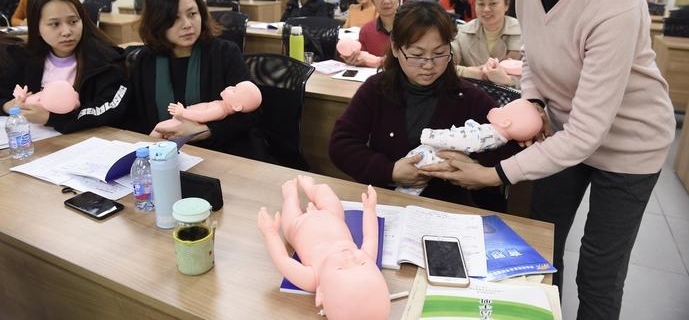 ������ӤԱ����Աͨ����ѵ�����֤�飬����������ҵ�߿�����ǧ�ˣ�����ְҵ����֤��