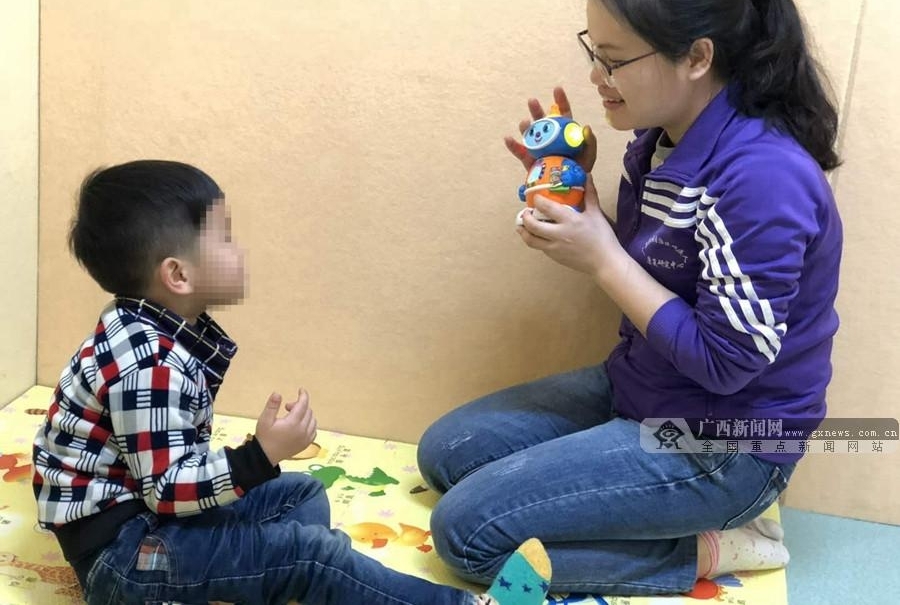 �ؽ���ʦ��¶�ң�Ը���Ա�֢��ͯ�ǿյ�＂������＂