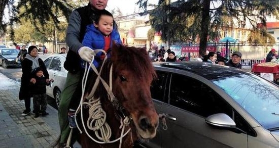 �Ϻ���Ů��ͷ�������ں󣬳ɶ�����Ⱥ���񱼣���Щ������·�Ĺ���