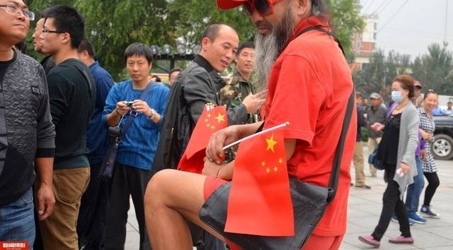 �ж������°׷���үү������һ�ˡ����������򰮹�����ѷ����죡