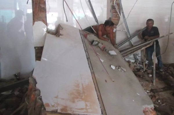 ���գ�����һ������ǽͻȻ������һ���ӱ�����