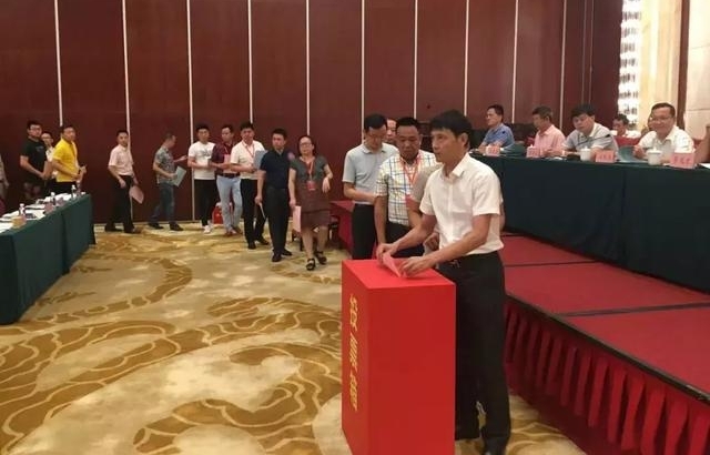 �����ŵ�ѡ���߽����ʡʯ�Ĺ�ҵЭ��᳤