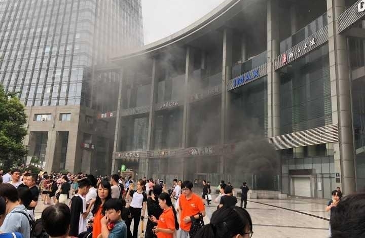 ��ͻ���������Ļ��㳡����һ¥��� ����Ӱ�͹���Ȼ����ݵĶ�������