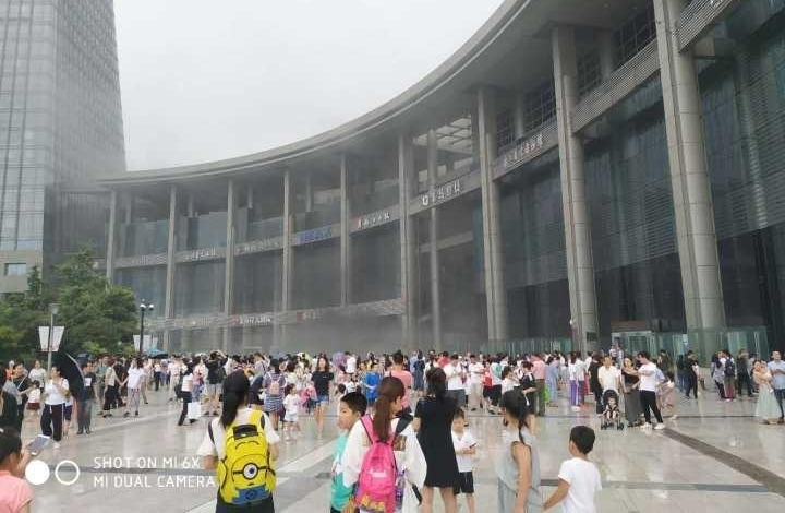 ��ͻ���������Ļ��㳡����һ¥��� ����Ӱ�͹���Ȼ����ݵĶ�������