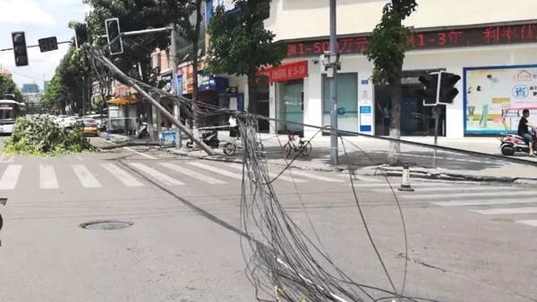 ͻ�����ϳ��������ͻȻ����·�м䡭��