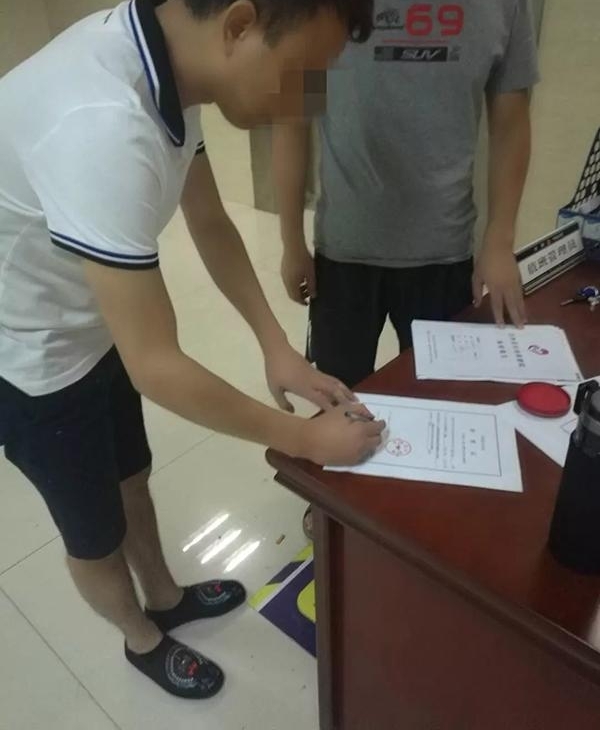 ���ϸ��پ�����һ���ӱ��쳵�ơ�ǿ���շ�վײ��3�ˣ����̾�