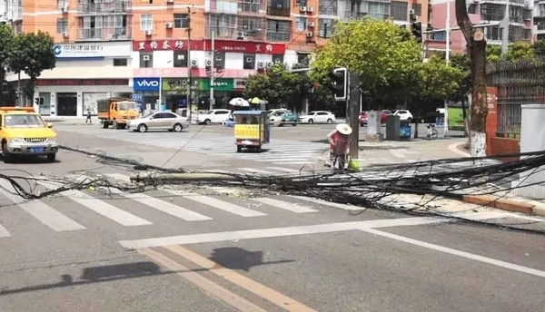 ͻ�����ϳ��������ͻȻ����·�м䡭��