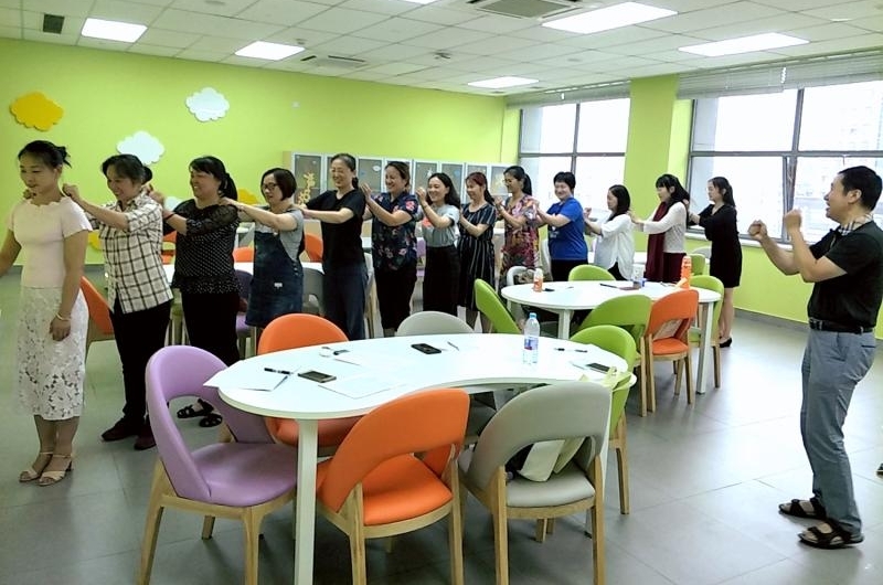 ������ӤԱ����Աͨ����ѵ�����֤�飬����������ҵ�߿�����ǧ�ˣ�����ְҵ����֤��